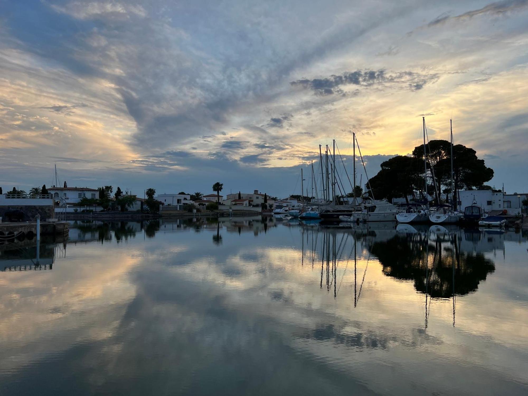 Blau Apartamento Frente A Los Canales Y Las Puestas De Sol De Roses Dış mekan fotoğraf