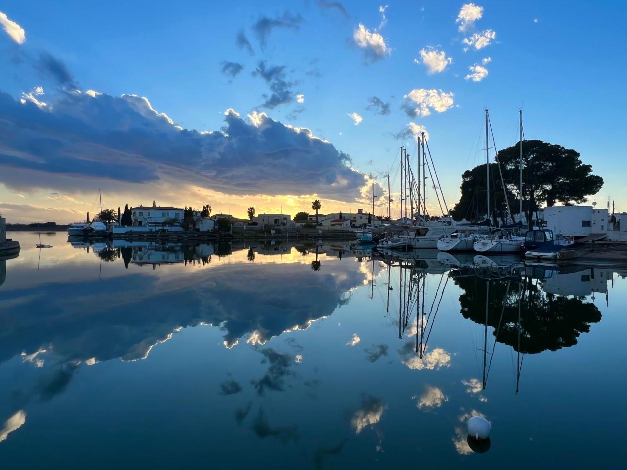 Blau Apartamento Frente A Los Canales Y Las Puestas De Sol De Roses Dış mekan fotoğraf
