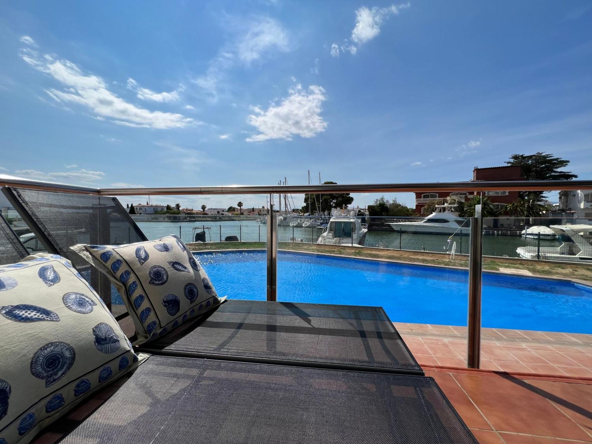Blau Apartamento Frente A Los Canales Y Las Puestas De Sol De Roses Dış mekan fotoğraf
